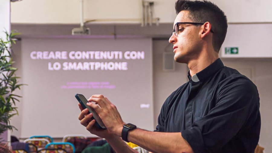 Sacerdote "fit" conquista las redes y recibe un reproche de sus superiores