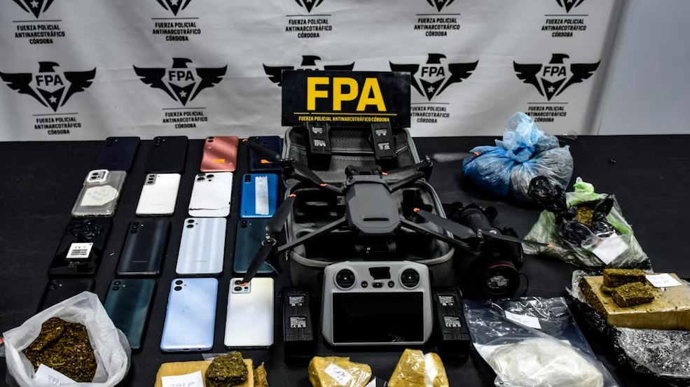 Así actuaba una banda que hacía delivery de drogas con drones en una cárcel de Córdoba: hay 10 detenidos