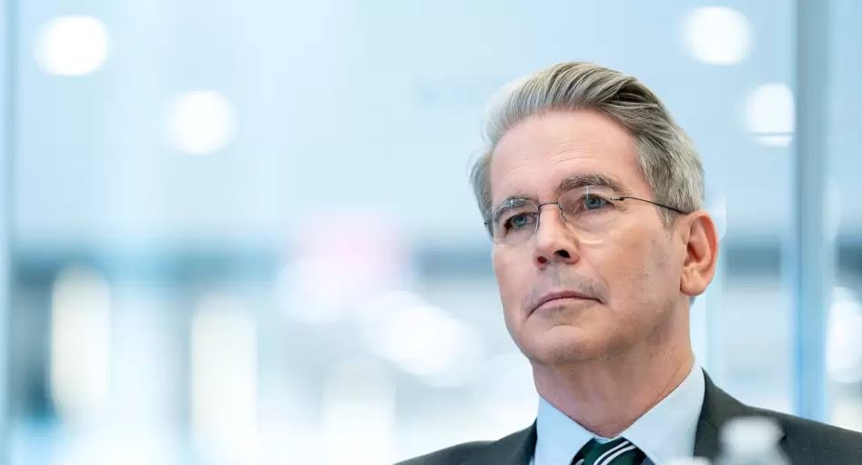 El dólar sube, con Bessent en la tierra y las tasas en el cielo