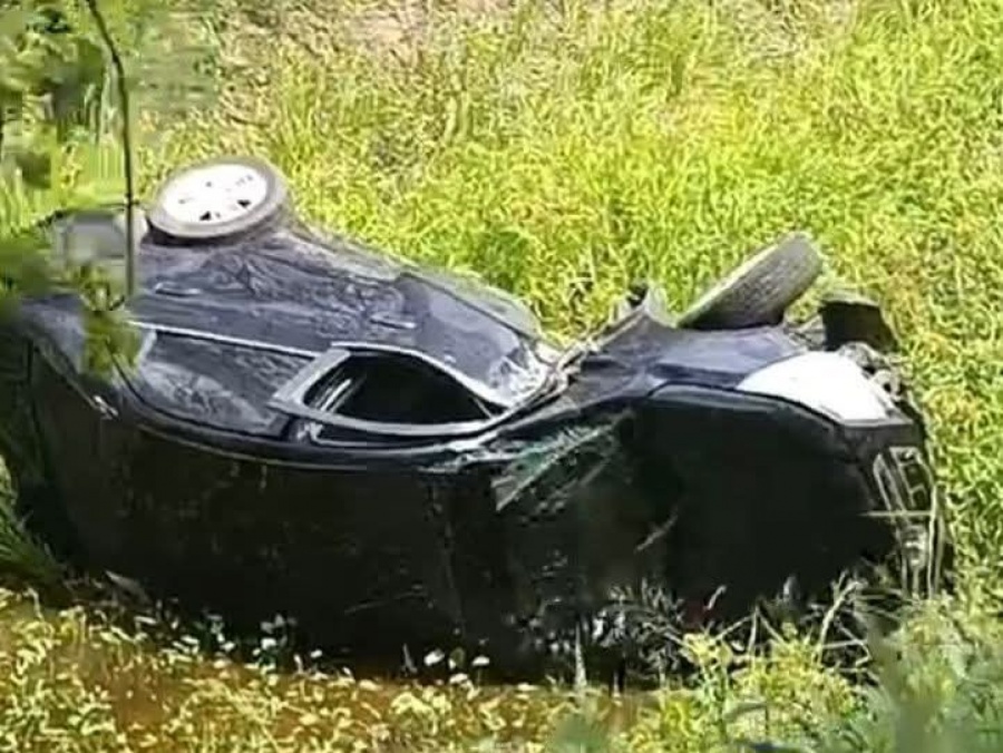 Goya: chocó un poste y terminó en un canal de desagüe