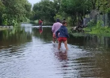 Inundaciones: Evacuados, autoevacuados y aislados en algunas localidades