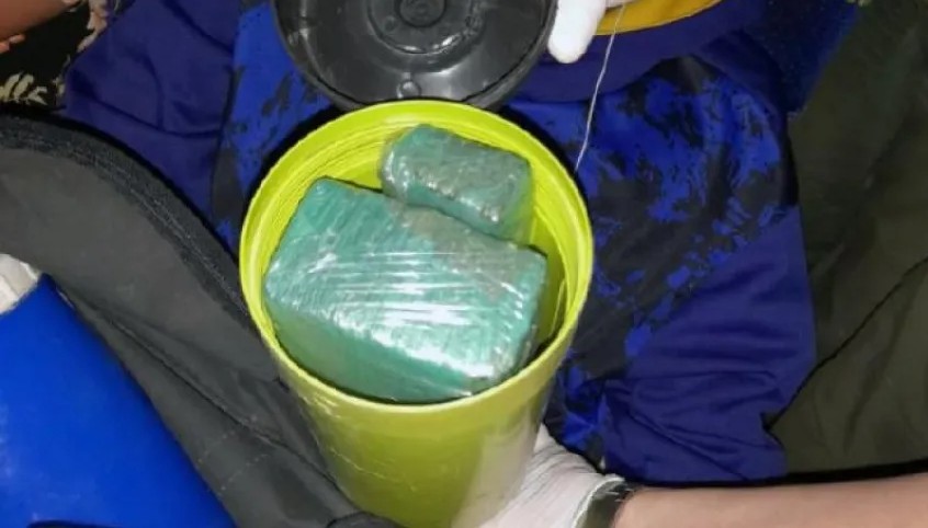 Sorprenden a una joven que le llevó droga en un termolar a su pareja