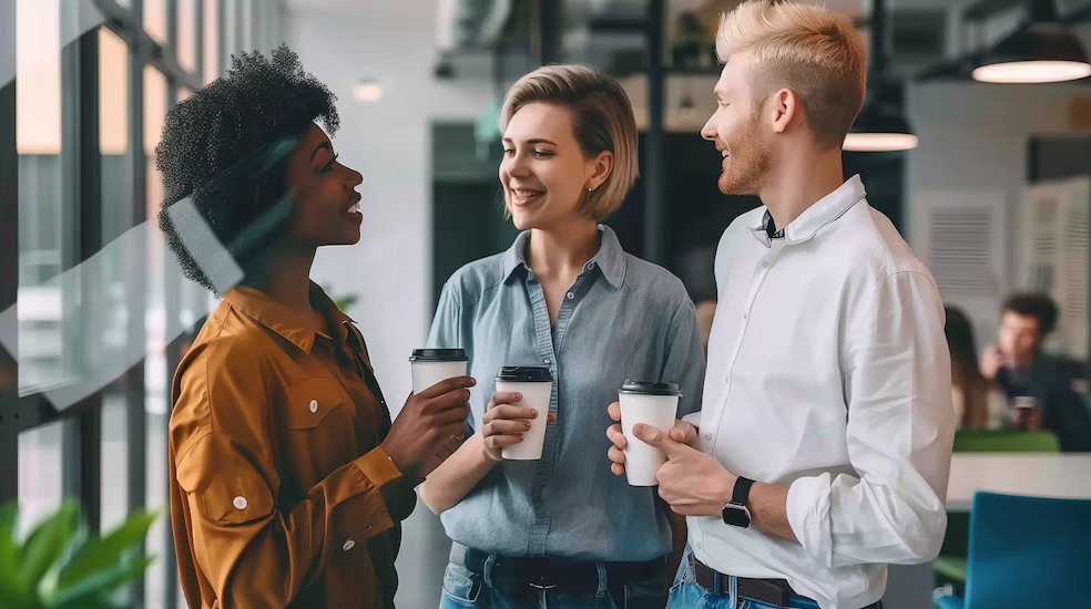 Las conversaciones informales promueven el bienestar emocional: 7 consejos para potenciar sus beneficios