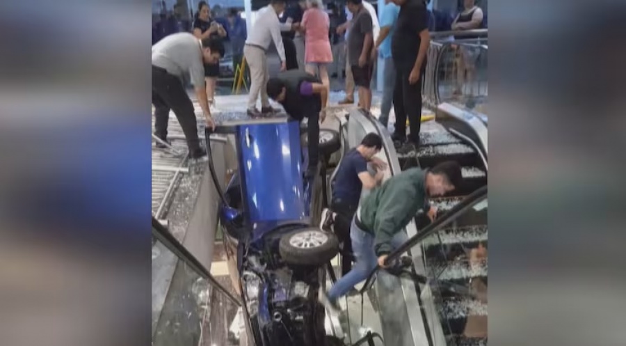 Asunción: pisó el acelerador y cayó por las escaleras de un shopping