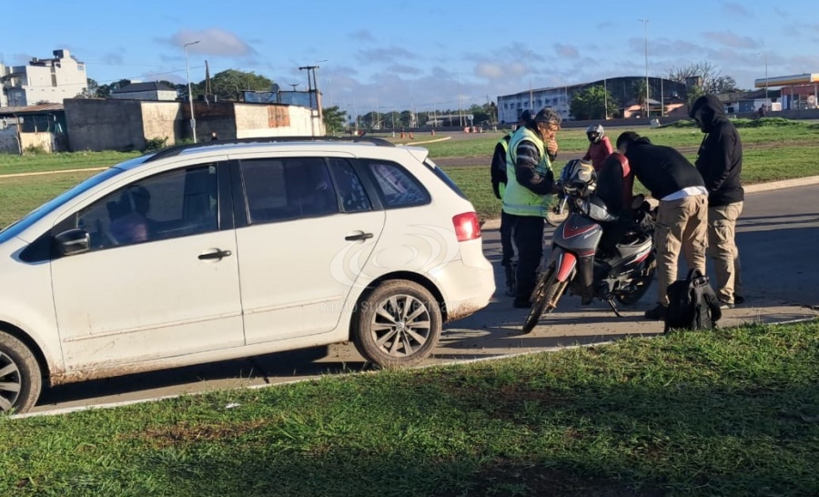Motociclista terminó contra el asfalto post impacto de un auto