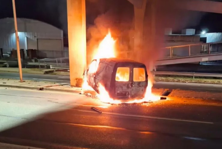 Córdoba: un hombre chocó contra una columna, su auto se incendió y murió calcinado