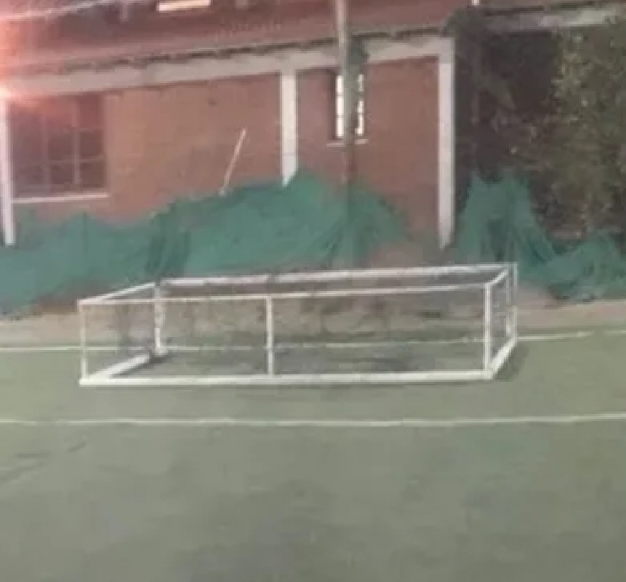 Se colgó del travesaño de un arco y murió por un golpe en la cabeza